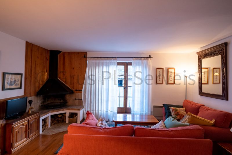 Foto 0856079a-2c04-4f45-8935-07977aae93c6. Casa adossada amb xemeneia calefacció aparcament a Urús