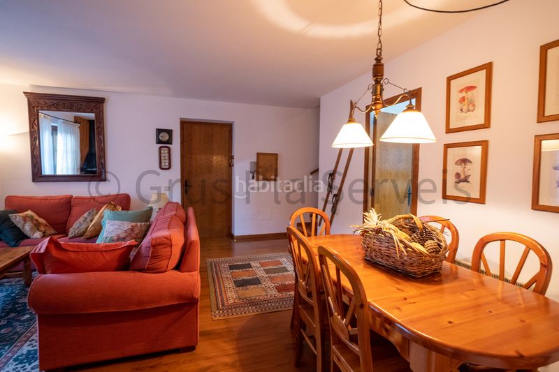 Foto 201325d4-de8d-4a53-9f69-806f54e9cbbf. Casa adossada amb xemeneia calefacció aparcament a Urús