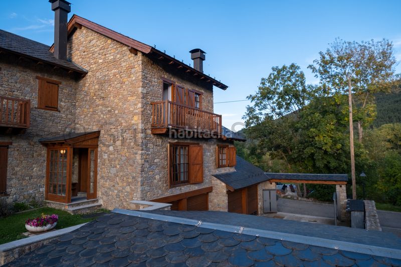 Foto 42d42481-304f-41e2-8661-4cb5e2212bab. Casa adossada amb xemeneia calefacció aparcament a Urús