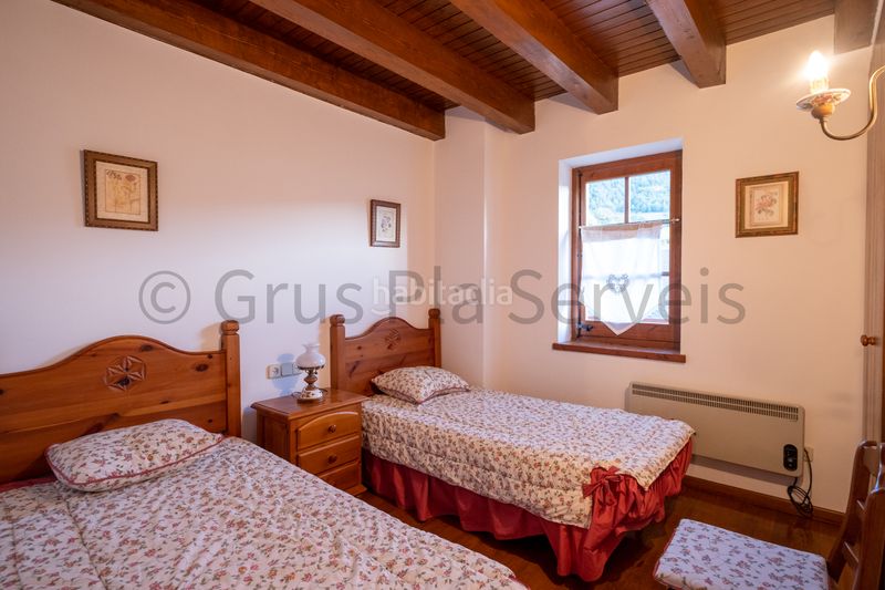 Foto 4f8cf4b1-947f-44e8-a766-dc6c88293259. Casa adossada amb xemeneia calefacció aparcament a Urús