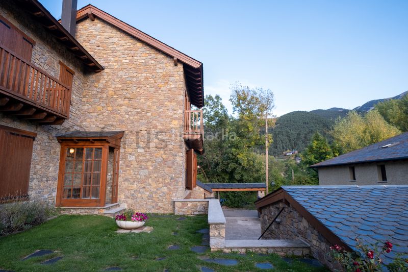 Foto 7e028be6-26c4-4fbe-8ba4-1a496836172c. Casa adossada amb xemeneia calefacció aparcament a Urús