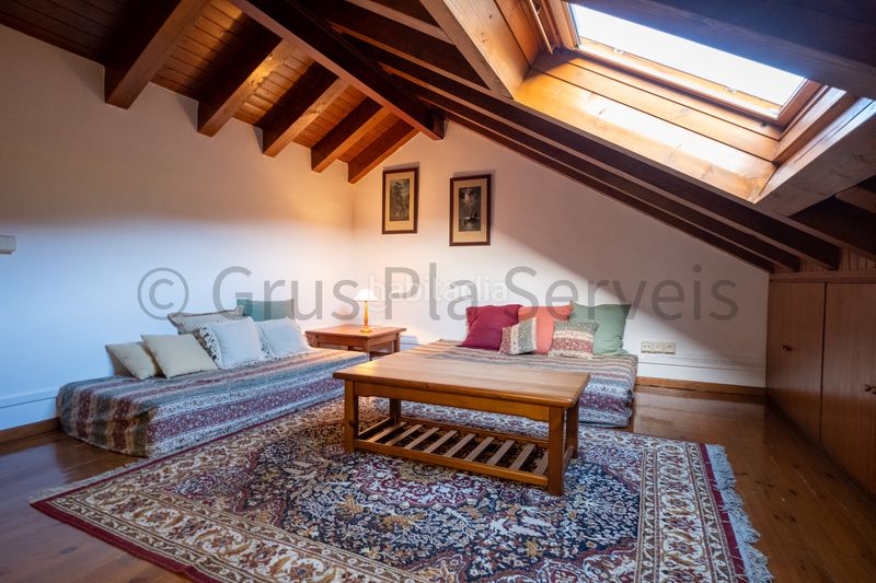 Foto 9529eb8b-ed05-4757-adf5-a1e9313dd393. Casa adossada amb xemeneia calefacció aparcament a Urús