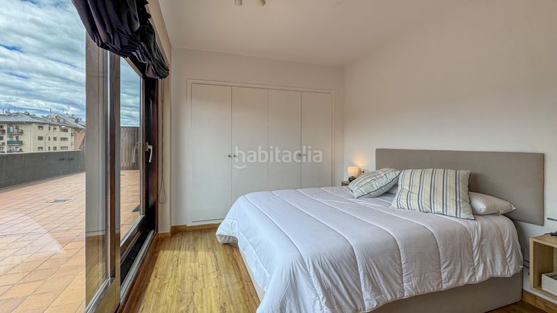Foto f6fc34f1-9c11-438f-95c1-97f9c895ea88. Pis amb xemeneia calefacció aparcament a Puigcerdà