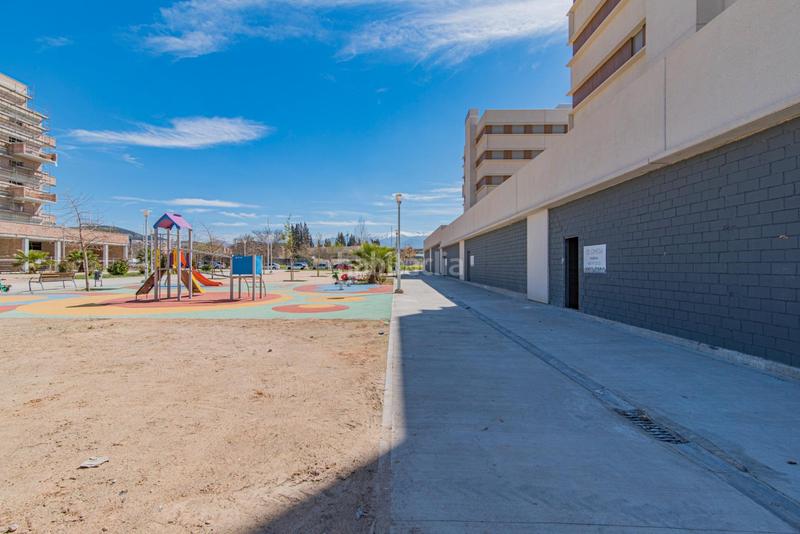 Foto 3cd3a0d9-b35c-4978-b1ce-b50dfe45d5c1. Location local commercial dans Rosaleda - Juventud Granada