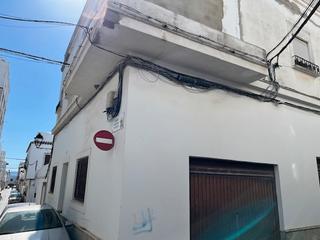 Edifici a Calle calvo sotelo 20. Edificio de vivienda y local para reformar con muchas posibilida