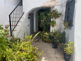 Casa a Calle de la costanilla 10. Casa en el corazón del centro histórico con terraza privada