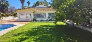 Xalet  Calle palomas las. Descubre esta villa de ensueño en guadacorte, los barrios!