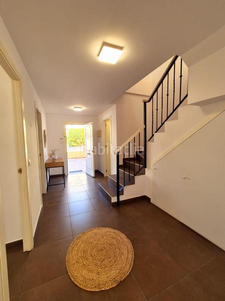 Foto ecd46970-6fdf-4911-a7f8-a65243f06824. Casa aparellada amb aparcament a San García Algeciras