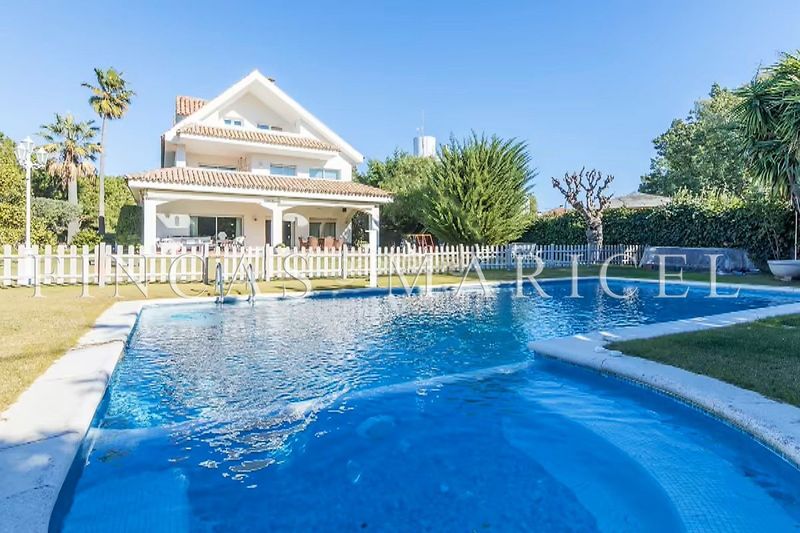 Foto cb4be396-e04d-4e5b-ac76-e717dc0221d8. Casa amb calefacció piscina a Can Girona - Terramar - Vinyet Sitges