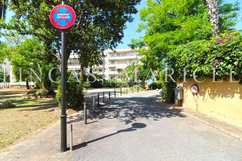 Foto c2a8874d-f15f-4a55-8c81-ffc712515a96. Piso  con piscina y parking en el centro en Centre Sitges