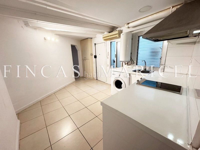 Foto d1915fd4-6c4f-4342-a9a7-bb3a40f57ea1. Pis a Raval Barcelona