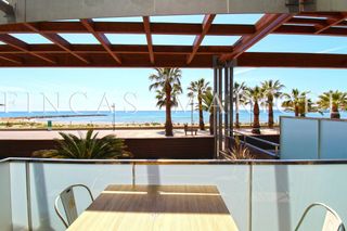 Etagenwohnung in Les Salines-Pla de Sant Pere. Piso en venta en primera línea de mar en cubelles