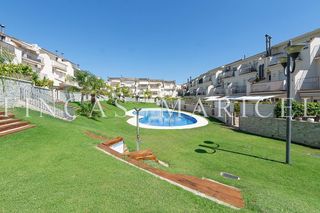 Maison jumelée à Ametllers - Poble Sec. Casa adosada con piscina y parking en sitges centro