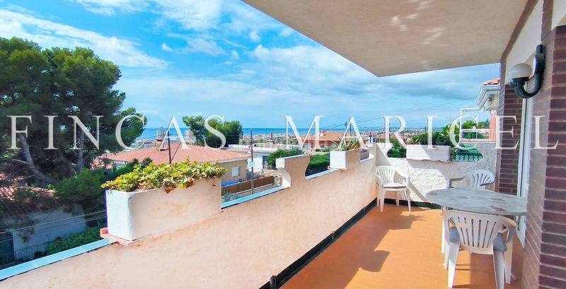 Foto a4b5af73-7778-4526-a5cb-8ceae2cf72c9. Casa amb aparcament a Bellamar Calafell