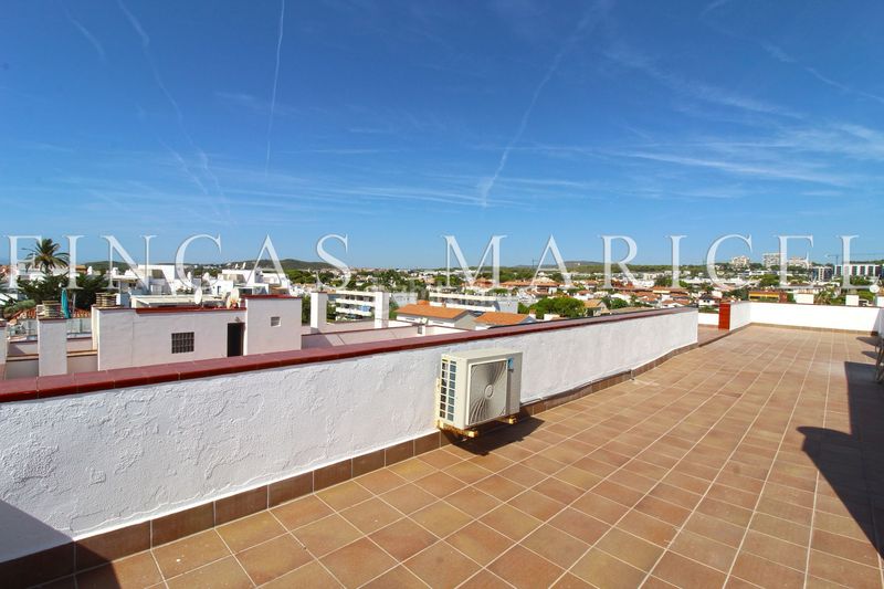 Foto d0ccf4cb-cf09-4b50-b57b-1971d10596a9. Lloguer àtic amb calefacció aparcament piscina a Sitges