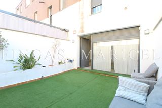 Casa adossada a Les Salines-Pla de Sant Pere. Casa pareada en cubelles