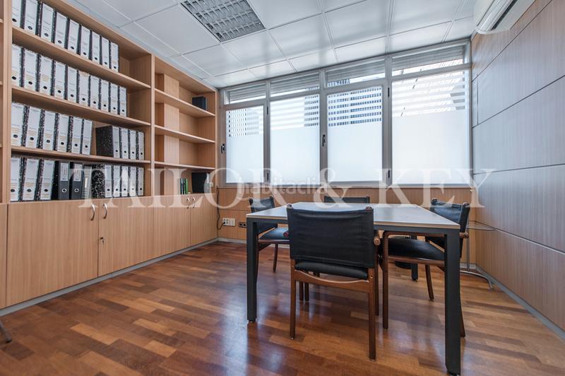 Foto 45eebb3c-a981-4f7e-96e9-ccbc0ca6a1e8. Office space with heating in El Viso Madrid