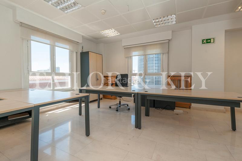 Foto f8351c40-5447-4eed-a292-0112b8a10656. Office space with heating in El Viso Madrid