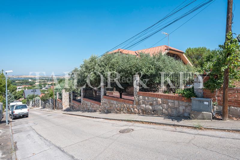 Foto 52c603cb-cc62-4304-ba9a-6ee1a1789885. Chalet con riscaldamento parcheggio piscina in Altos de Jarama Paracuellos de Jarama