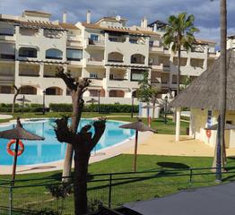 Pis a El Castillo. Nestled in the sought-after residencial duquesa complex