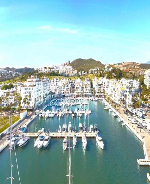 Foto bde82eb5-4371-48a3-93af-e03f055839a7. Appartamento con camino in Puerto de la Duquesa Manilva