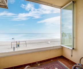 Piso en San Luis de Sabinillas. Amazing 2-bedroom beachfront apartment in the heart of sabinilla