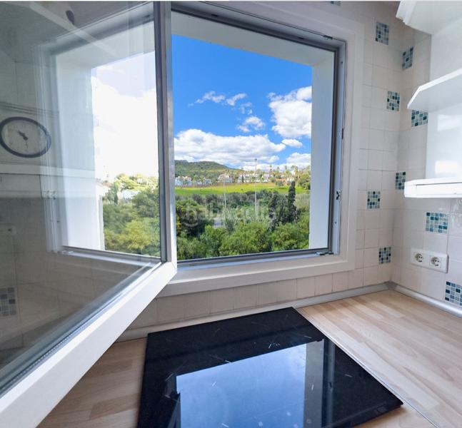 Foto 7b8dd4a5-ac74-43d3-848e-b8e8e46741c9. Pis amb xemeneia a La Duquesa Manilva