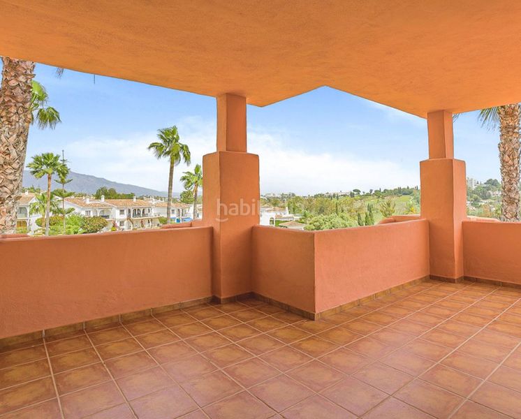 Foto e6bfbd54-d3ef-49dc-8576-a34ddae69a0f. Pis amb xemeneia aparcament piscina a Paraiso - Barronal Estepona