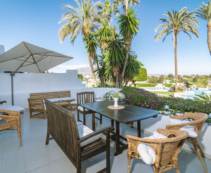 Foto 1c688ac6-bd76-4d15-9084-e3b48807b38a. Pis amb xemeneia aparcament piscina a Paraiso - Barronal Estepona