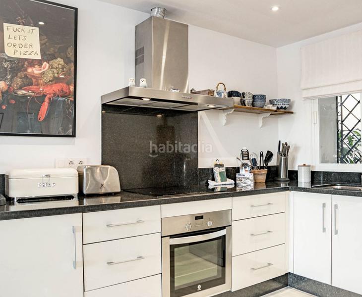 Foto 40f0888f-e36d-4d85-b3cf-d664e07c5a01. Pis amb xemeneia aparcament piscina a Paraiso - Barronal Estepona