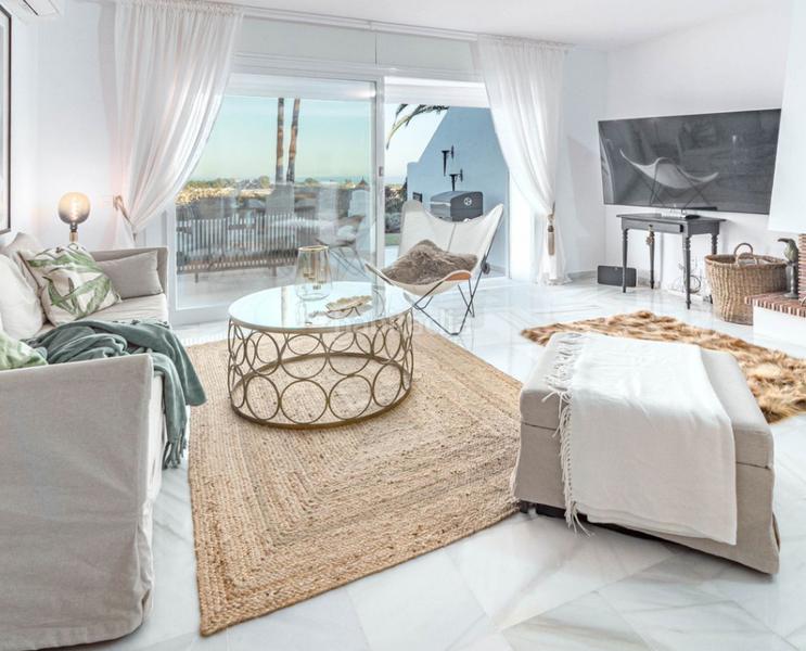 Foto 726d0ca5-e971-47d5-813b-788a3af2f0b8. Pis amb xemeneia aparcament piscina a Paraiso - Barronal Estepona