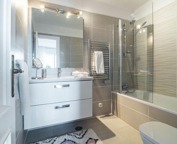 Foto a4e6d23b-4af0-4f80-9967-7db59952afac. Pis amb xemeneia aparcament piscina a Paraiso - Barronal Estepona