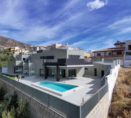 Pis a La Capellanía - El Higuerón. This spacious modern villa is located in a prime area of benalmá