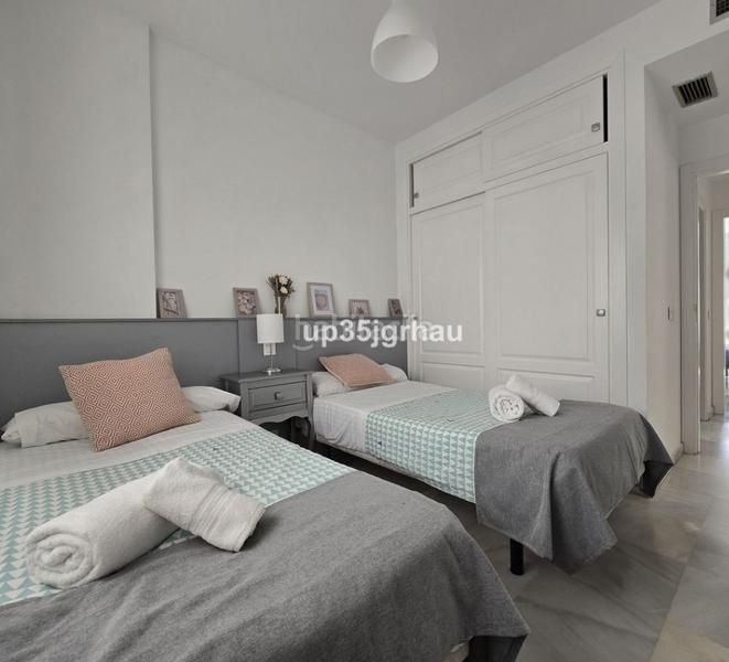 Foto 573d307a-6783-4f82-b578-3ad513665829. Piso 2 bedroom apartment in a beachfront building in the center of en Estepona