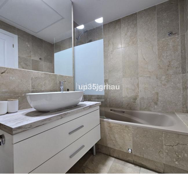 Foto d999cacd-9f71-41b2-b3d7-9349c3f12761. Piso 2 bedroom apartment in a beachfront building in the center of en Estepona