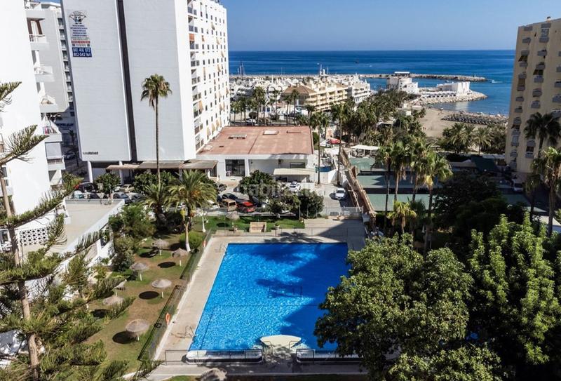 Foto edbacbeb-3e81-4930-956e-e06b185dfe5a. Pis amb xemeneia piscina a Puerto Marina Benalmádena