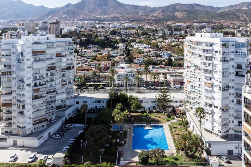 Foto fe41f0eb-10e2-434c-a50e-00e3e3b8f8d9. Pis amb xemeneia piscina a Puerto Marina Benalmádena