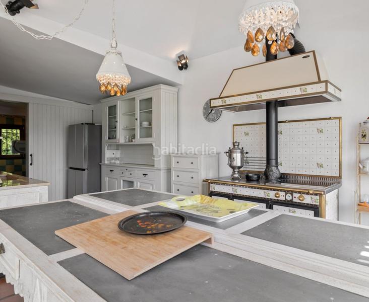 Foto 186a7c6e-4538-443c-9da8-b34c5d7aef00. Pis amb xemeneia aparcament piscina a Marbesa Marbella