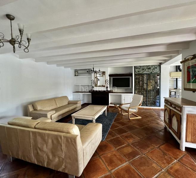 Foto 1af069f2-6558-4a69-9d65-37ef3b9d3f2e. Pis amb xemeneia aparcament piscina a Marbesa Marbella