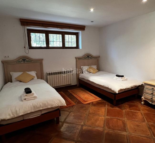 Foto 2b7d9047-da4a-4cd9-856f-02be4da26d61. Pis amb xemeneia aparcament piscina a Marbesa Marbella