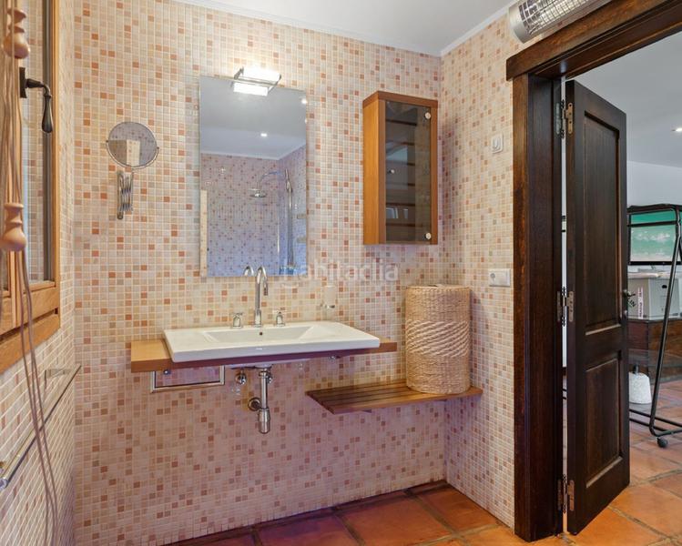 Foto 64a93453-73ed-4c1f-8e1d-43c32b6c5f4a. Pis amb xemeneia aparcament piscina a Marbesa Marbella