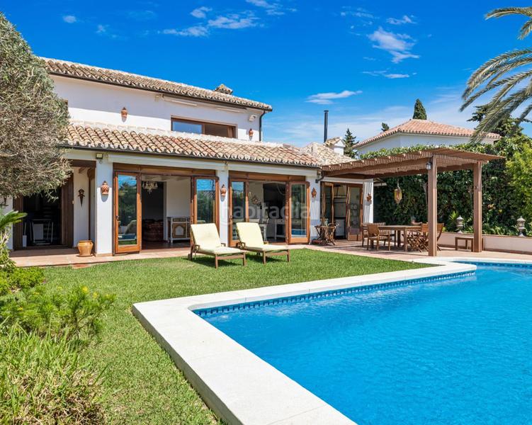 Foto 94400667-cb3f-4960-b0a7-79dd8121fe61. Pis amb xemeneia aparcament piscina a Marbesa Marbella