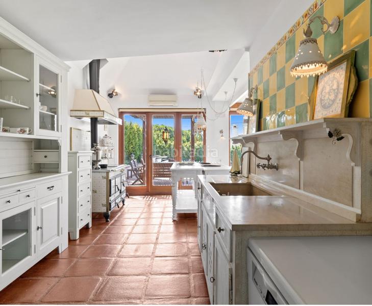 Foto 97b06e79-5c59-44e3-9de8-96ba572b2e42. Pis amb xemeneia aparcament piscina a Marbesa Marbella