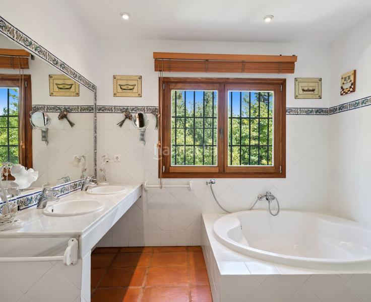 Foto a4dc0929-bbc1-46a2-a8b0-8df72f0f95ac. Pis amb xemeneia aparcament piscina a Marbesa Marbella