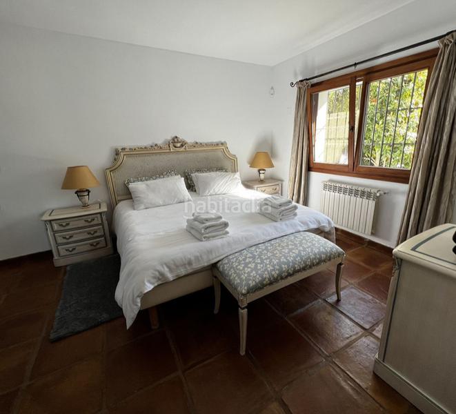 Foto d67ee2c3-c2e1-4e7e-9ab0-d8e08916f5bb. Pis amb xemeneia aparcament piscina a Marbesa Marbella