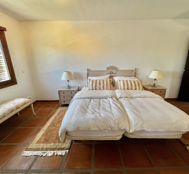 Foto d686c284-3c5a-47cf-bac9-ef30408ac0aa. Pis amb xemeneia aparcament piscina a Marbesa Marbella