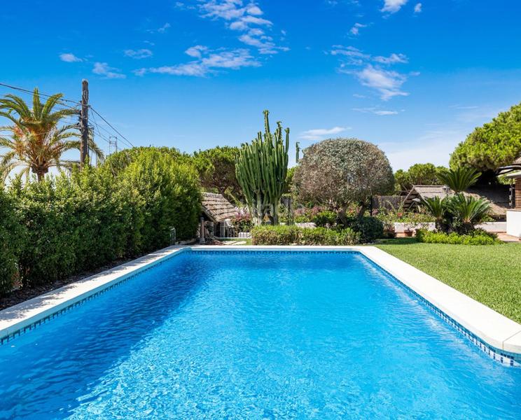 Foto e3db05ec-5d44-4040-b1c9-8e59de03575f. Pis amb xemeneia aparcament piscina a Marbesa Marbella