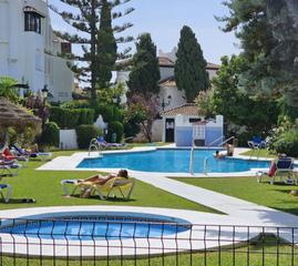 Piso en Calahonda - Carchuna. A really great corner ground floor apartment with a large privat