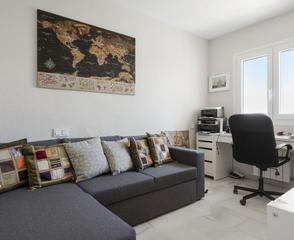 Pis a Calahonda. This beautifully renovated corner townhouse is located in the so
