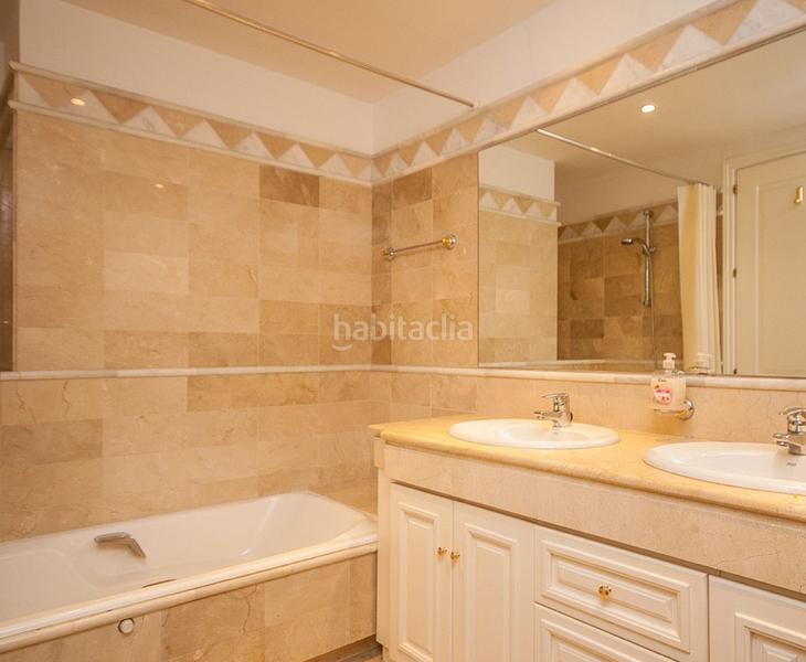 Foto 21b65aaa-bc22-46fc-925d-da4e0f5e16e0. Flat with fireplace parking pool in Elviria Marbella